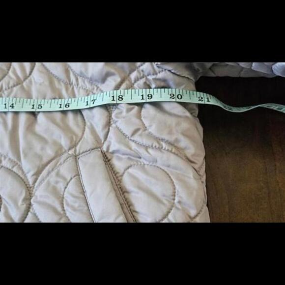 Old Navy Women's Stylish Gray Jacket with High Neck and Quilted Hearts Large - Picture 9 of 10